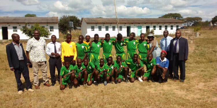 Mtekedza Secondary receives sports kits from Class of 98 Alumni